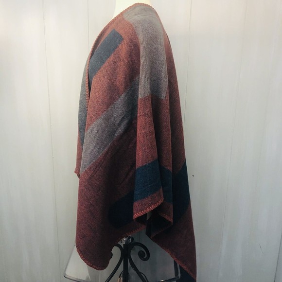 BB Dakota Poncho Cardigan One Size Fits All Gray Red Blue Reversible Fab Fit Fun - Picture 7 of 9